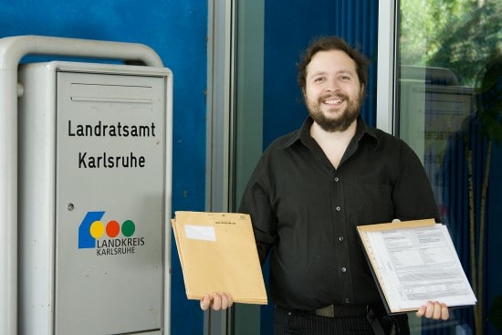 SvenVorLandratsamt3_550 Sven Krohlas vor dem Landratsamt Karlsruhe