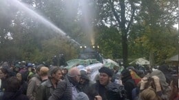 Friedliche Demonstanten werden mit einem Wasserwerfer beschossen