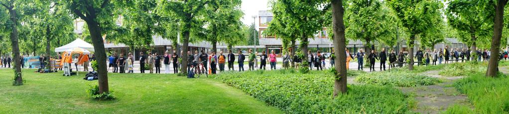 Menschenkette vor dem Bundesverfassungsgericht. Foto: @Mandelbroetchen