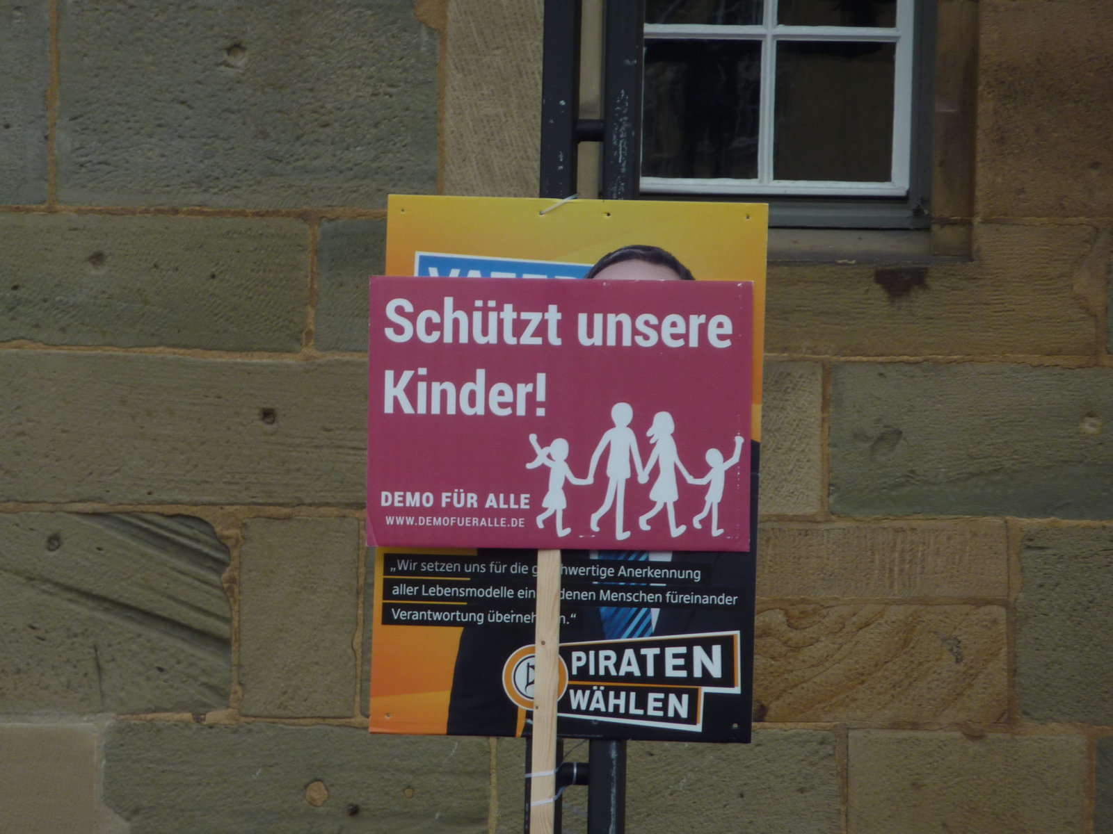 Demo für Alle greift PIRATEN-Wahlplakate an