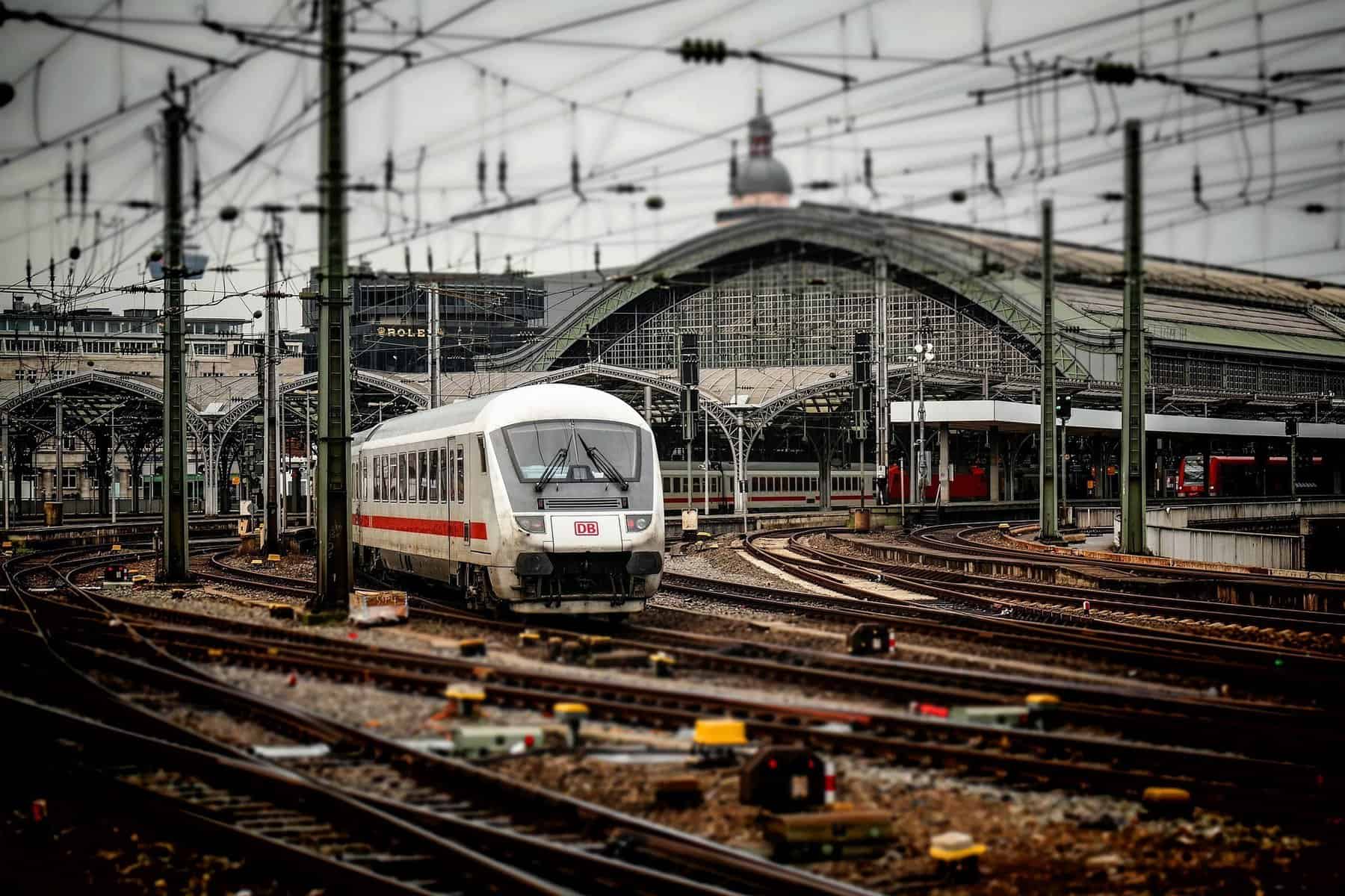 Piratenpartei kritisiert den Verkauf von DB Schenker – Güter auf der Schiene als Schlüssel zur nachhaltigen Zukunft