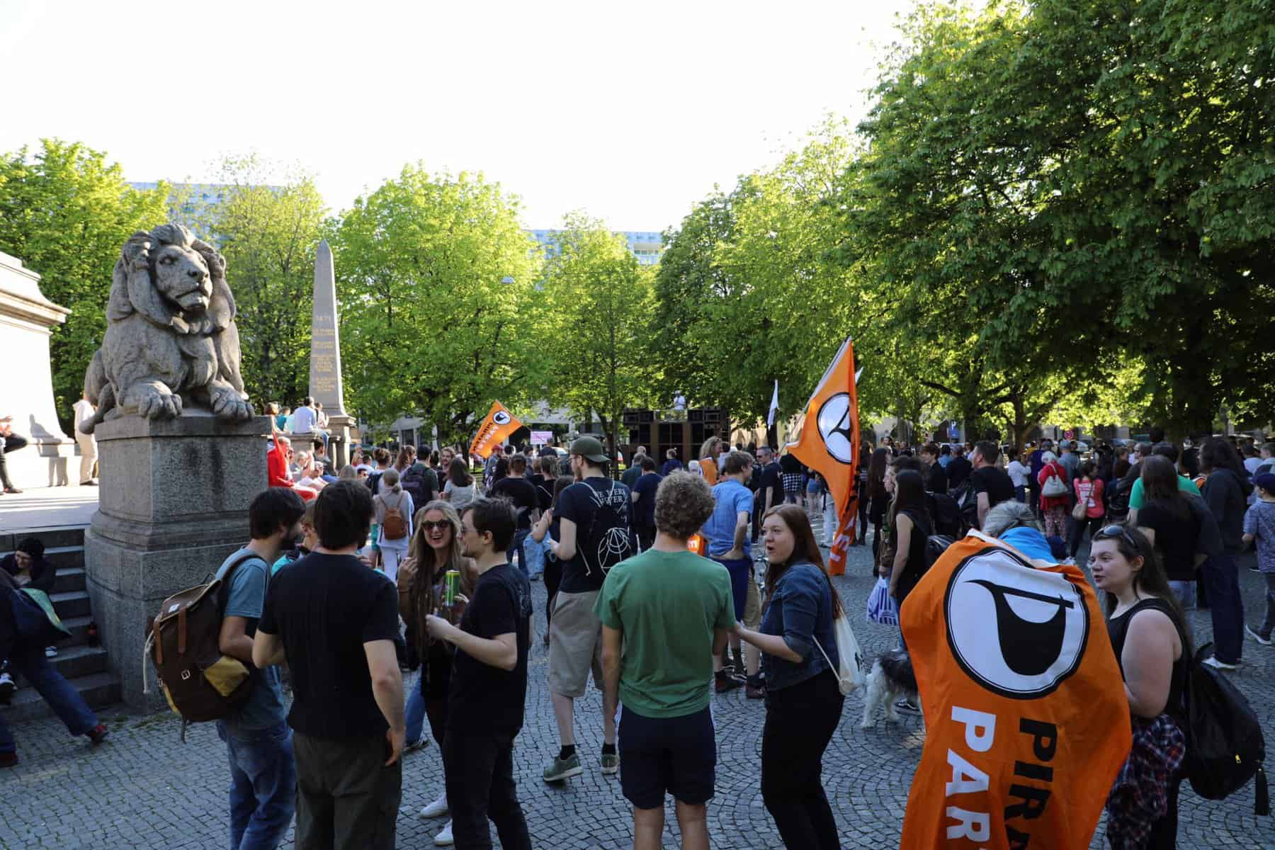 400 Menschen demonstrieren in Stuttgart im Rahmen der Tanzdemo für die Trennung von Staat und Religion