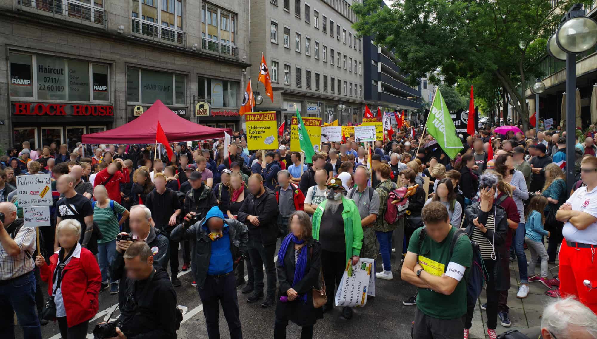 Gegen den Überwachungswahn: Über 1000 Menschen demonstrieren in Stuttgart gegen das Polizeigesetz