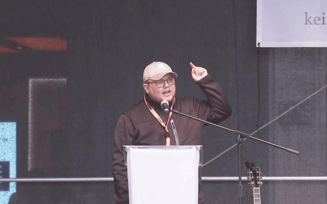 Philip Köngeter auf der Bühne der No Palantir Kundgebung